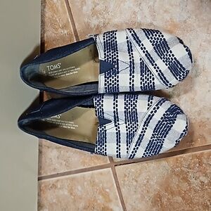 TOMS navy blue and white embroidered boho slip-on alpargatas size 8